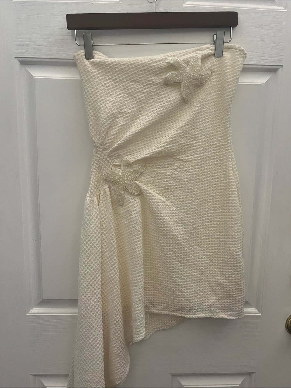 NWT Women's Strapless White Asymmetric Ruched Dress with Shell Appliqué- Small